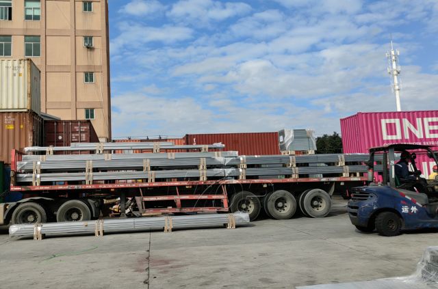 Actualizare Topfencesolar: Structuri de montare pe sol din oțel ZAM expediate în Coreea de la fabrica Xiamen